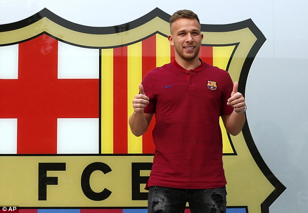 Arthur kom offisielt til Barcelona